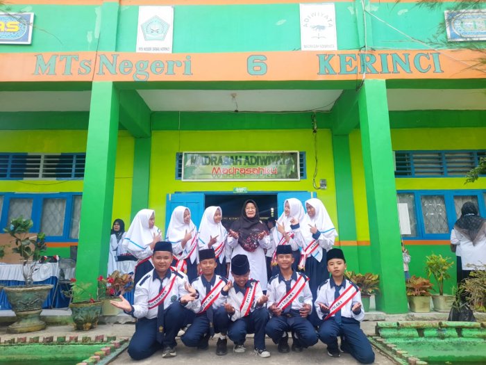 Kelas 7D Laksanakan Tugas Sebagai Petugas Upacara dengan Penuh Tanggung Jawab