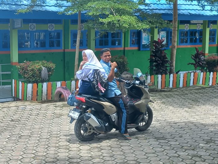 Guru MTsN 6 Kerinci Antarkan Siswa Pulang Karena Ketinggalan Bus