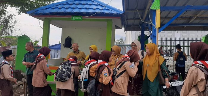 Budaya 5S, Pemeriksaan Kelengkapan Seragam dan Kebersihan Diri terus Digalakkan di MTsN 6 Kerinci