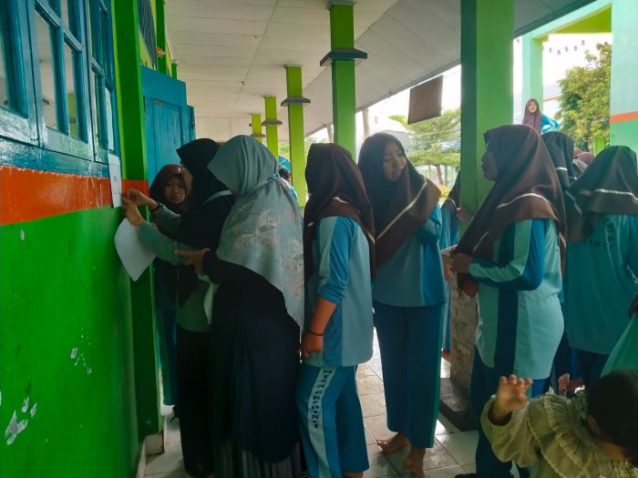 Panitia ASAS Ganjil MTsN 6 Kerinci Tempel Nomor Peserta Ujian di Semua Ruang