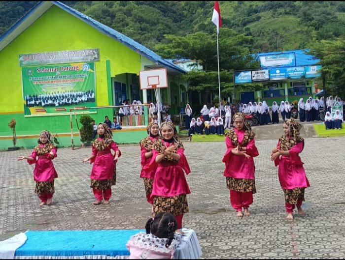 Penari Lincah MTsN 6 Kerinci Tampil Memukau di Peringatan Hari Guru