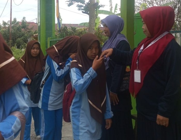 Guru Piket MTsN 6 Kerinci Sambut Siswa di Gerbang Madrasah dengan Senyum Hangat Guru Piket MTsN 6 Kerinci Sambut Siswa di Gerbang Madrasah dengan Senyum Hangat