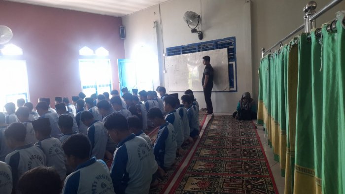 Siswa dan Guru MTsN 6 Kerinci Laksanakan Sholat Dzuhur Berjamaah dengan Khidmat Siswa dan Guru MTsN 6 Kerinci Laksanakan Sholat Dzuhur Berjamaah dengan Khidmat