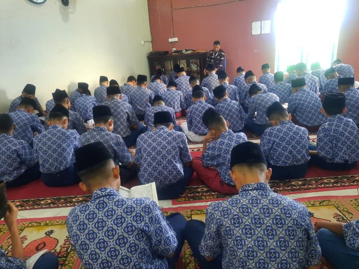 Kelas IX B Pimpin Tadarus di Musholla MTsN 6 Kerinci, Wali Kelas Bangga dengan Semangat Siswa Kelas IX B Pimpin Tadarus di Musholla MTsN 6 Kerinci, Wali Kelas Bangga dengan Semangat Siswa