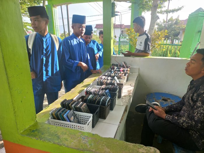 Pengelompokan HP per Ruangan di MTsN 6 Kerinci untuk Mencegah Ketertukaran dan Memudahkan Pengawasan