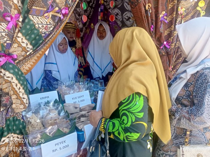 Duo Srikandi Cantik Pengawas Madrasah Nilai Stand Siswa pada Expo MTsN 6 Kerinci