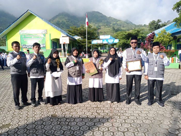 Kepala MTsN 6 Kerinci Serahkan Penghargaan kepada Tim Website di Sela-sela Upacara Bendera