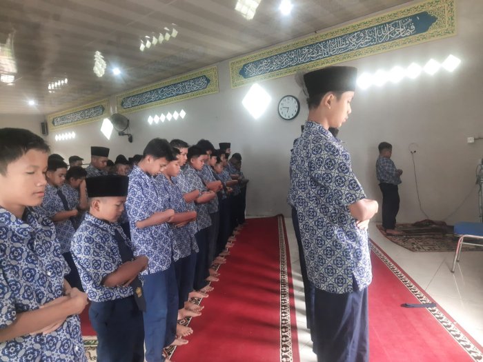 Kepemimpinan Muda Tumbuh Subur, Fikram Kelas VII C Pimpin Sholat Dzuhur Berjamaah