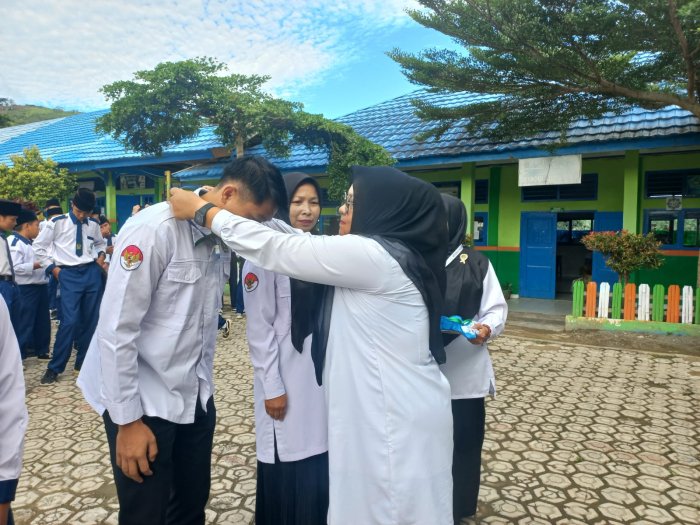 Kepala MTsN 6 Kerinci Sematkan Kokarde Pengawas dan Panitia Ujian