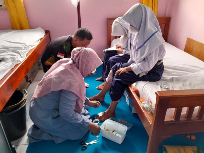 Bu Darmita, S.Ag Laksanakan Tugas Pembinaan UKM/PMR dengan Penuh Tanggung Jawab