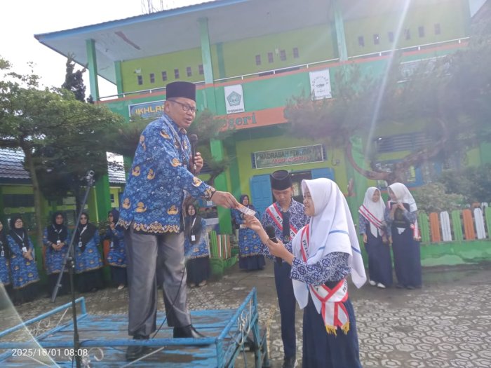 Peringatan Hari Kesaktian Pancasila di MTsN 6 Kerinci Bertabur Hadiah, Siswa Antusias Ikuti Kuis Kebangsaan Peringatan Hari Kesaktian Pancasila di MTsN 6 Kerinci Bertabur Hadiah, Siswa Antusias Ikuti Kuis Kebangsaan