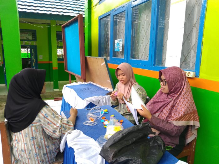 Asah Kreativitas, Ekstrakurikuler Seni Rupa MTsN 6 Kerinci Buat Bunga Tulip dari Manik-Manik Asah Kreativitas, Ekstrakurikuler Seni Rupa MTsN 6 Kerinci Buat Bunga Tulip dari Manik-Manik