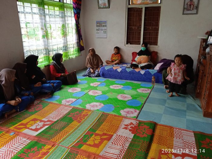 Bukti Nyata Kepedulian, Wali Kelas dan Siswa IX A MTsN 6 Kerinci Jenguk Teman yang Sakit
