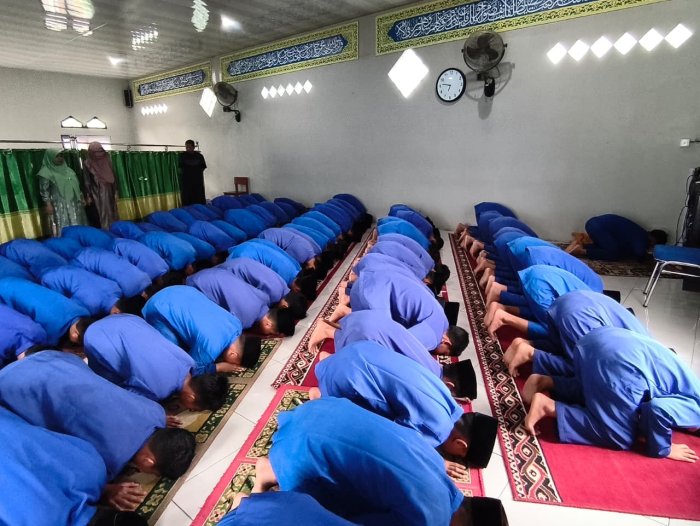Dafa IX B Menjadi Bilal dan Afrial VIII B sebagai Imam Shalat Dhuha Bersama