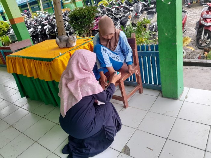 Ruang UKM MTsN 6 Kerinci Sibuk Menangani Siswa dan Guru yang Memerlukan Perawatan Kesehatan Ruang UKM MTsN 6 Kerinci Sibuk Menangani Siswa dan Guru yang Memerlukan Perawatan Kesehatan