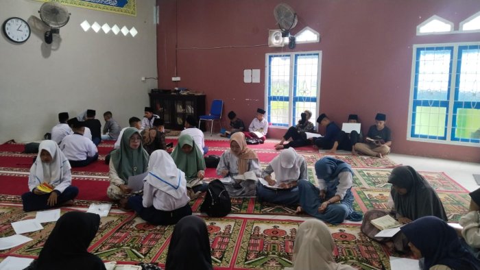 Ekstrakurikuler Tahfiz Tetap Semangat di Bawah Guyuran Hujan Lebat Ekstrakurikuler Tahfiz Tetap Semangat di Bawah Guyuran Hujan Lebat