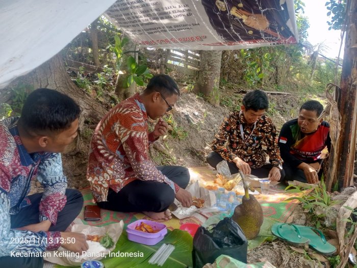 Pendidik dan Tenaga Kependidikan MTsN 6 Kerinci Hilangkan Jenuh dengan Makan Bersama di Ladang