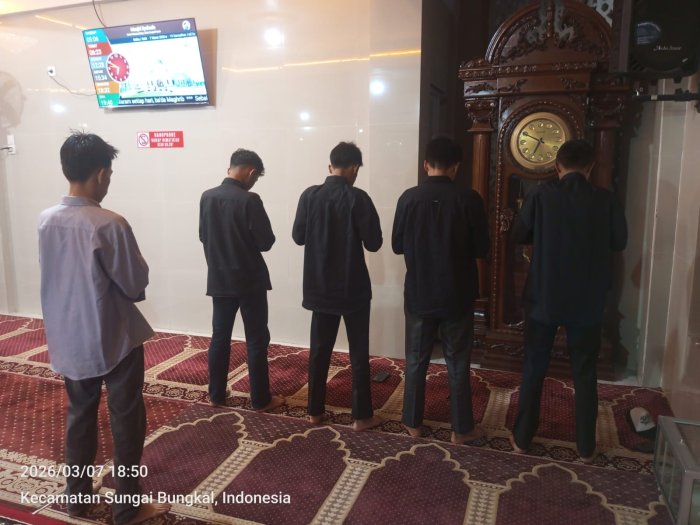 Siswa Kelas IX B MTsN 6 Kerinci Gelar Buka Bersama di Luar, Tetap Utamakan Shalat Maghrib
