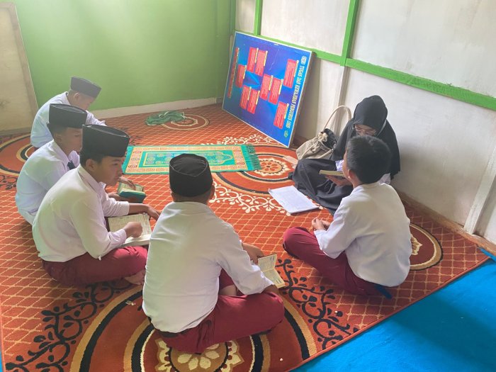 Semangat Siswa MTsN 6 Kerinci Setor Surat di Sela-Sela Jam Istirahat Semangat Siswa MTsN 6 Kerinci Setor Surat di Sela-Sela Jam Istirahat