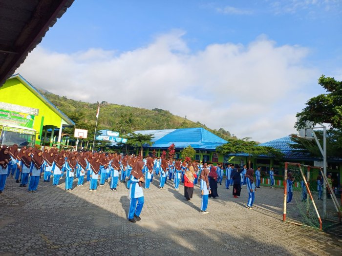 Semangat Pagi! PTK dan Siswa MTsN 6 Kerinci Gelar Senam Bersama di Lapangan Madrasah