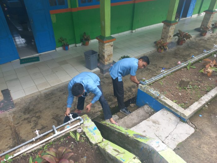 Guru BK MTsN 6 Kerinci Gelar Kegiatan Bersih-Bersih Penuh Canda dan Tawa