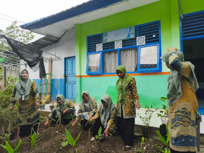 Apotek Hidup Hiasi Kebun Madrasah MTsN 6 Kerinci: Wujud Nyata Edukasi dan Peduli Lingkungan