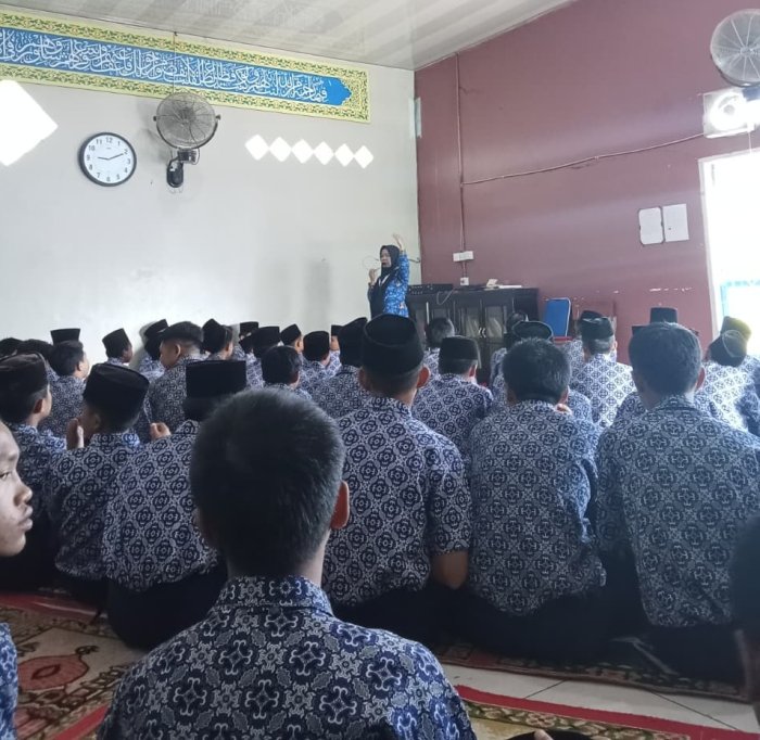 Menjelang Sholat Dhuha, Guru MTsN 6 Kerinci Berikan Edukasi tentang Bahaya Bullying Menjelang Sholat Dhuha, Guru MTsN 6 Kerinci Berikan Edukasi tentang Bahaya Bullying