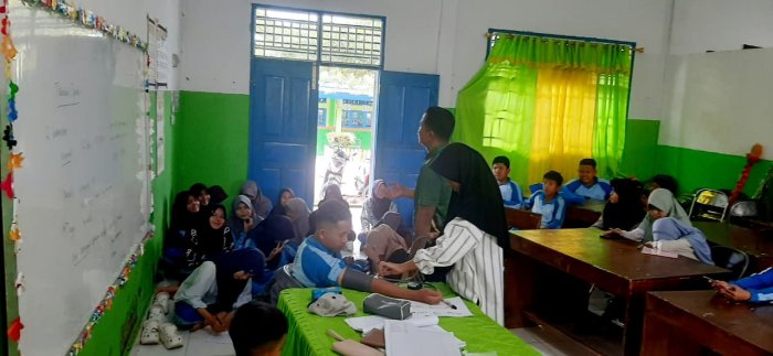 Siswa MTsN 6 Kerinci Antusias Praktik Langsung Uji Tekanan Darah dengan Alat Sfigmomanometer