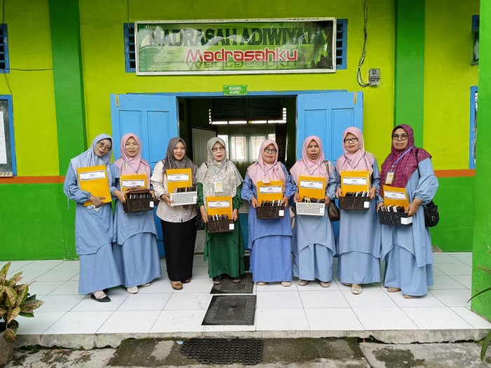 Wujudkan Ujian Tertib dan Kondusif, Panitia ASAS MTsN 6 Kerinci Koordinir Penitipan HP Siswa Sebelum Ujian Wujudkan Ujian Tertib dan Kondusif, Panitia ASAS MTsN 6 Kerinci Koordinir Penitipan HP Siswa Sebelum Ujian