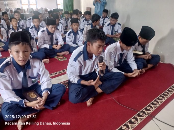 Siswa Kelas VII B, M. Syawal Pratama, Pimpin Pembacaan Doa Siswa Kelas VII B, M. Syawal Pratama, Pimpin Pembacaan Doa