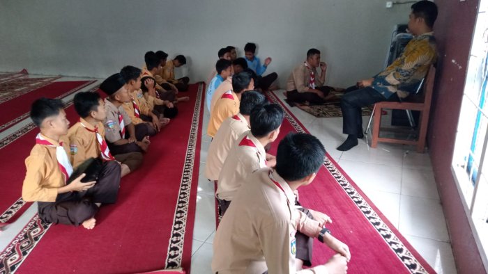 Bapak Rega Okta Rivanda, S.Hum Ajak Siswa Berzikir Khusyuk Usai Sholat Dhuha Berjamaah