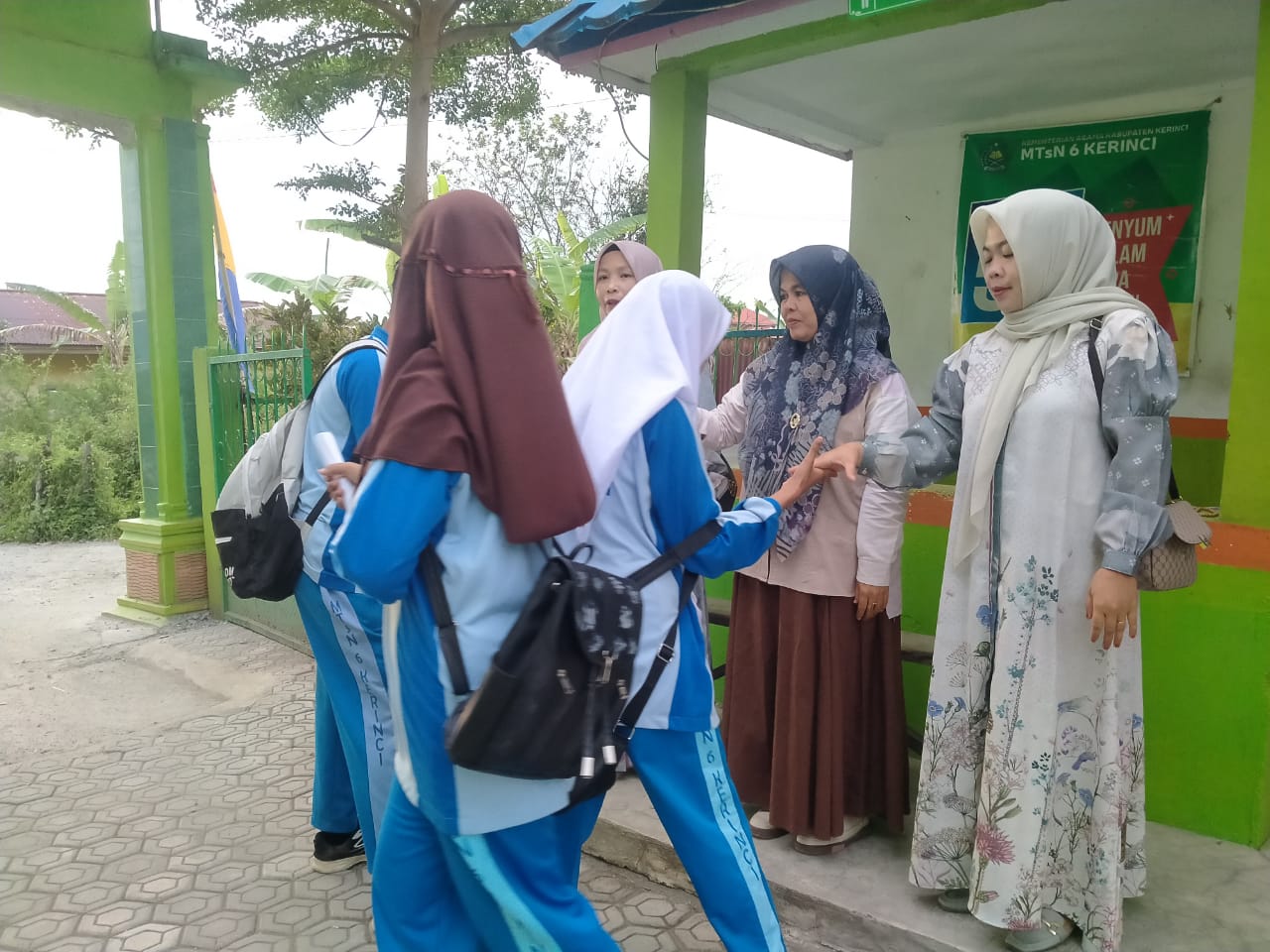 Sambutan Hangat di Gerbang Utama Sambut Siswa Pagi Ini Sambutan Hangat di Gerbang Utama Sambut Siswa Pagi Ini