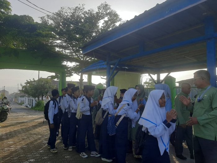 Awali Semester, PTK MTsN 6 Kerinci Sambut Siswa di Pintu Gerbang dengan Pola 5S