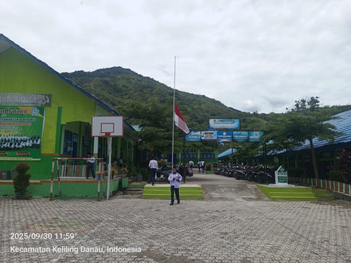 Siswa Kelas VII B MTsN 6 Kerinci Latihan Upacara Perdana Dibimbing Siswa Purna Paskibra Kecamatan