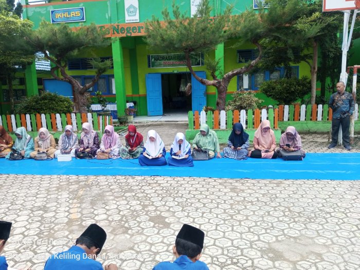 Siswa Kelas VII D Pimpin Yasinan Rutin dengan Semangat di MTsN 6 Kerinci Siswa Kelas VII D Pimpin Yasinan Rutin dengan Semangat di MTsN 6 Kerinci