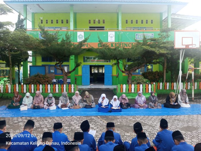 Siswa Kelas VIII E Pimpin Pembacaan Yasin Mingguan di MTsN 6 Kerinci Siswa Kelas VIII E Pimpin Pembacaan Yasin Mingguan di MTsN 6 Kerinci