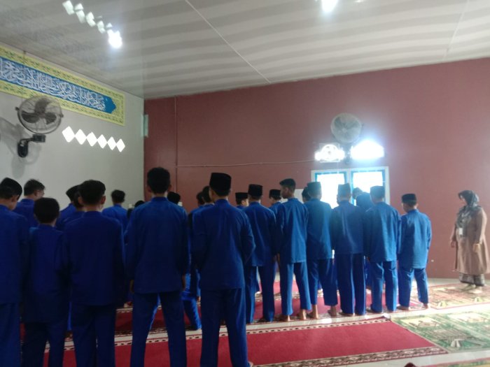 Rafif Pimpin Shalat Dhuha, Nugie Menjadi Bilal dengan Suara Merdu