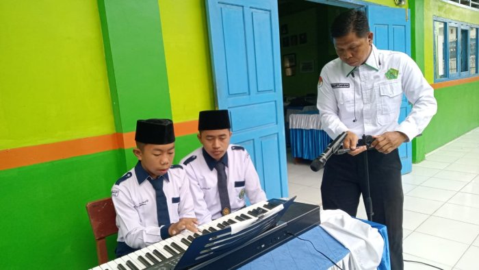 Irama Piano Rafif dan Arif siswa kelas 8a Iringi Upacara Bendera di MTsN 6 Kerinci