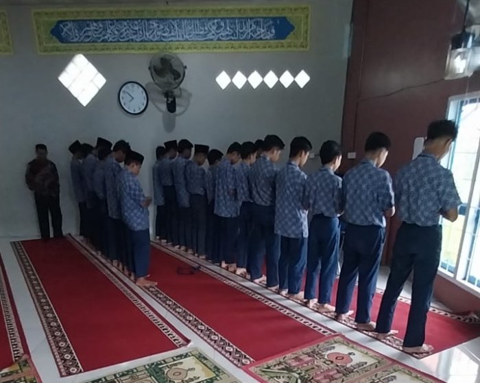 Siswa Kelas IX MTsN 6 Kerinci Laksanakan Salat Dhuha dengan Khusyuk dan Penuh Semangat
