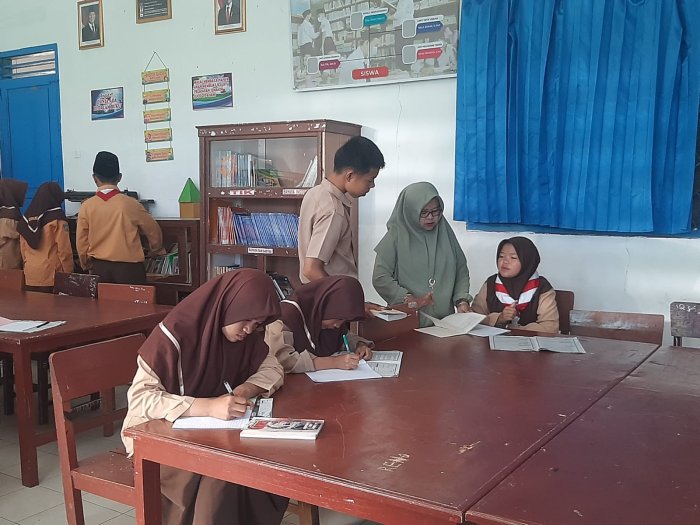 Guru Bahasa Indonesia MTsN 6 Kerinci Laksanakan Pembelajaran Terintegrasi Perpustakaan