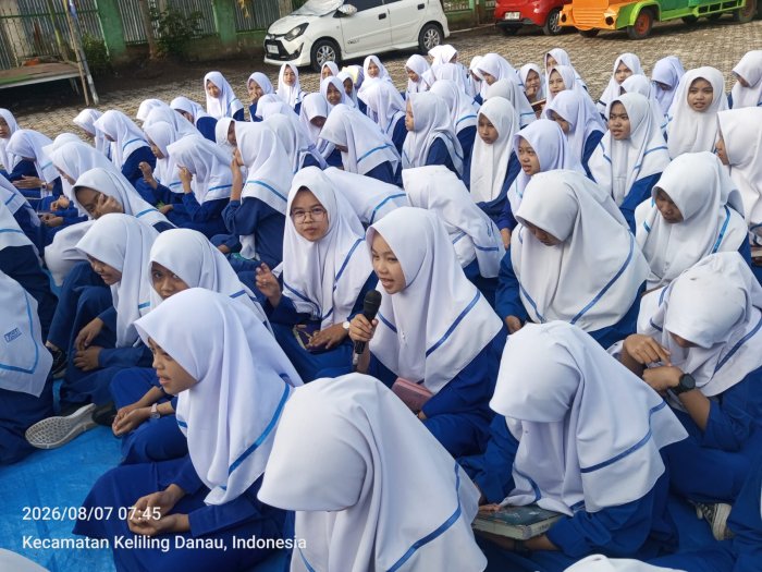 Shalawat Menggema Usai Yasinan Rutin di Halaman MTsN 6 Kerinci dipandu Zahwa kelas IX B Shalawat Menggema Usai Yasinan Rutin di Halaman MTsN 6 Kerinci dipandu Zahwa kelas IX B