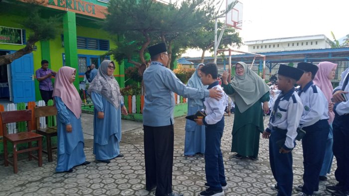 Pemeriksaan Kerapian Kuku dan Rambut Dilaksanakan Demi Menegakkan Aturan Sekolah