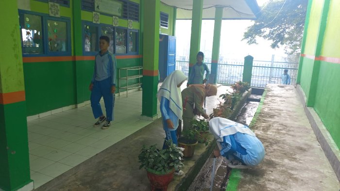 Wali Kelas Arahkan Siswa Putri dalam Gotong Royong Membersihkan Kelas Wali Kelas Arahkan Siswa Putri dalam Gotong Royong Membersihkan Kelas