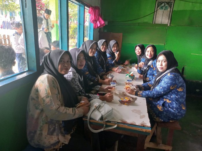 Pendidik dan Tenaga Kependidikan MTsN 6 Kerinci Beristirahat Bersama di Kantin Usai Upacara Hari Guru Nasional