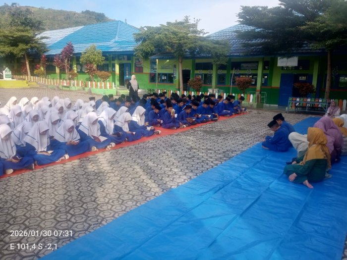Semangat Siswa Kelas VII C Lantunkan Yasinan Rutin Mingguan