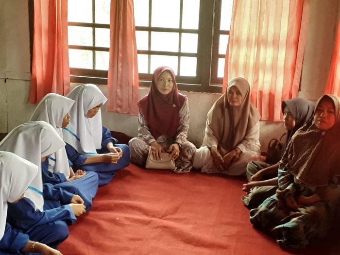 Siswa Kelas VII B Jenguk Teman Sakit, Orang Tua Sampaikan Rasa Haru dan Terima Kasih