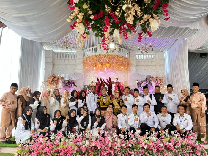 Keluarga Besar MTsN 6 Kerinci Hadiri Undangan Pernikahan Eks Siswa di Tanjung Pauh Hilir