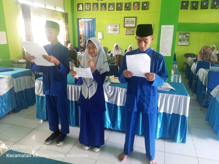 Siswa MTs N 6 Kerinci Latihan Pembawa Acara Tiga Bahasa untuk Persiapan Maulid Nabi Siswa MTs N 6 Kerinci Latihan Pembawa Acara Tiga Bahasa untuk Persiapan Maulid Nabi