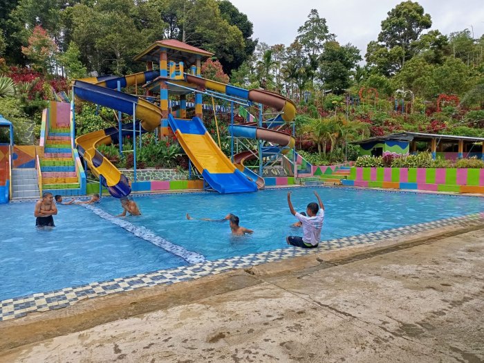 Tim Football MTsN 6 Kerinci Nikmati Momen Refreshing Usai Pertandingan