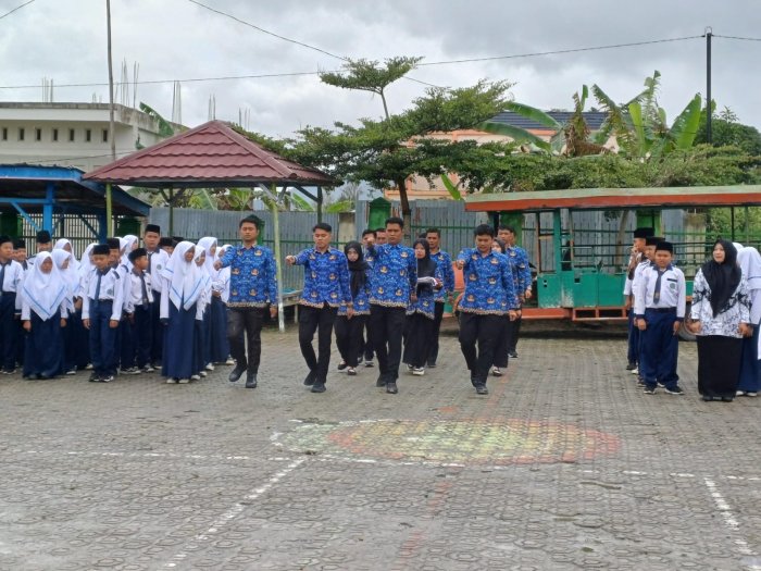 Guru dan Staf TU Sukses Laksanakan Tugas Pengibaran Bendera pada Upacara Hari Guru Nasional